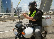 Entregador de bicicleta e motoboy por aplicativo